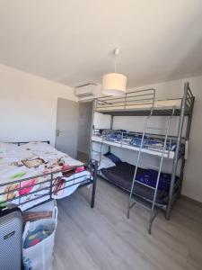 a room with two bunk beds in a room at Le Barcares in Le Barcarès