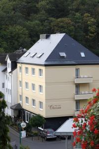 un gran edificio con un cartel en el costado en Hotel Haus Christa, en Bad Bertrich