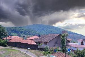 Kalnų panorama iš šeimos būsto arba bendras kalnų vaizdas