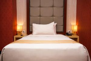 Llit o llits en una habitació de JLE'S Hotel