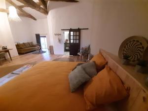 ein Schlafzimmer mit einem großen Bett und ein Wohnzimmer in der Unterkunft La Grange de la Batone - Bed and Breakfast in Messimy