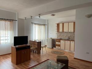 a living room with a kitchen and a dining room at Olanesti Apartament in Băile Olăneşti