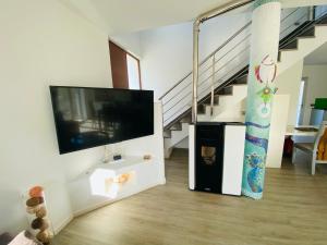 ein Wohnzimmer mit einem Flachbild-TV an der Wand in der Unterkunft Villa Isla Bonita in Sa Ràpita