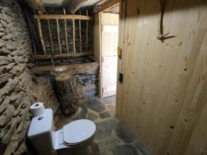 A bathroom at Bordes Pirineu, Costuix