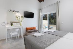 Postel nebo postele na pokoji v ubytování Villa Alonaki Bay + 36 fotografií