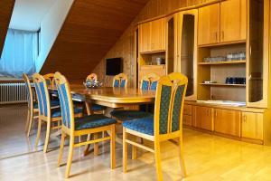 een eetkamer met een houten tafel en stoelen bij Ferienwohnung in Laichingen-Feldstetten in Laichingen