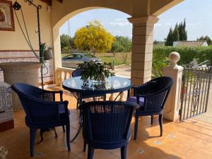 un patio con mesa y sillas en un porche en Casa rural Las Marismas en Llucmajor