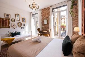 un salon avec un lit et une grande fenêtre dans l'établissement Off Beat Guesthouse - Self-check-in - Sleep Conscious, à Saint-Sébastien