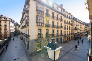 une rue de la ville avec des bâtiments et des gens qui se promenent dans l'établissement Off Beat Guesthouse - Self-check-in - Sleep Conscious, à Saint-Sébastien