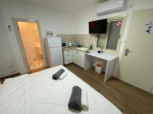 - une cuisine avec un grand lit dans une chambre dans l'établissement צפים על הים, à Neve Zohar