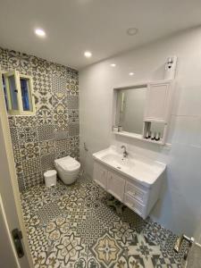 La salle de bains est pourvue d'un lavabo et de toilettes. dans l'établissement צפים על הים, à Neve Zohar