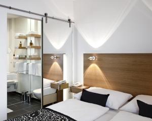 Łóżko lub łóżka w pokoju w obiekcie Hotel Ploberger