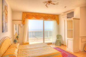 1 dormitorio con cama y ventana grande en Hotel Panama, en Lido di Jesolo