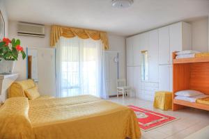 1 dormitorio con 1 cama amarilla con manta amarilla en Hotel Panama, en Lido di Jesolo