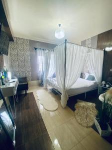 1 dormitorio con cama con cortinas y escritorio en Casa Domeniile Vinului, en Aiud