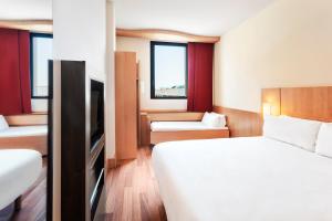 Säng eller sängar i ett rum på B&B HOTEL Barcelona Mataro