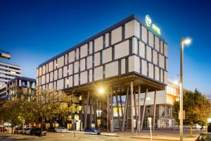 un edificio con un cartel en el costado en B&B HOTEL Barcelona Mataro, en Mataró