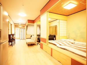 那霸的住宿－Mcity in Maejima，一间卧室,卧室内配有一张大床