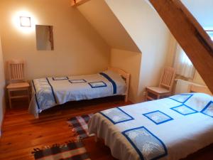 Duas camas num quarto com um sótão em Mooste mõisa Linakoja külalistemaja em Mooste