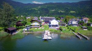 Vista aèria de Frühstücks-Pension "Kärnten Inn" mit E-Ladestation