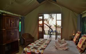 Chobe的住宿－Muchenje self-catering Tents，帐篷内一间卧室,配有一张床