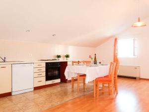 Kuchyňa alebo kuchynka v ubytovaní Apartment Marija-3 by Interhome