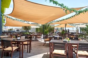 Un restaurant sau alt loc unde se poate mânca la Fineloft Sea View Apartment-Spa n Pools beach resort