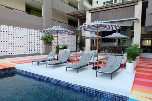 Bazén v ubytování Silathip Huahin Serviced Apartment & Hotel nebo v jeho okolí