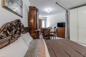 ローマにあるBravetta House Pamphiliのベッドルーム1室(大型ベッド1台、木製ヘッドボード付)