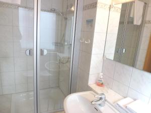 y baño con ducha y lavamanos. en Apartment Flesch-3 by Interhome, en Schelingen