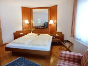 1 dormitorio con cama y espejo grande en Apartment Flesch-3 by Interhome, en Schelingen