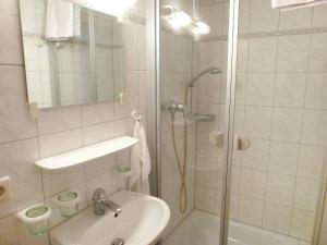 y baño con ducha, lavabo y aseo. en Apartment Flesch-2 by Interhome, en Schelingen