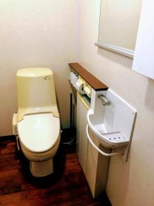 La salle de bains est pourvue de toilettes et d'un lavabo. dans l'établissement Guest House Yun Terrace, à Ishigaki