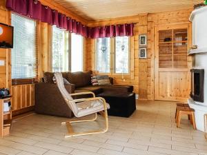 Ein Sitzbereich in der Unterkunft Holiday Home Visapirtti by Interhome
