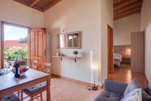 - un salon avec une table et un canapé dans l'établissement Casas Quemahierro, à Icod de los Vinos