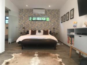 Un dormitorio con una cama grande y una ventana en 51 On Camps Bay en Ciudad del Cabo