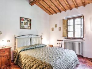 Holiday Home Casale Il Poggino by Interhome tesisinde bir odada yatak veya yataklar