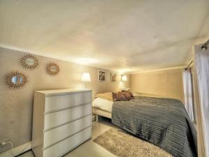 ein Schlafzimmer mit einem Bett und zwei Spiegeln an der Wand in der Unterkunft Biarritz's Centre Studio in Biarritz