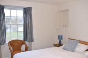 A bed or beds in a room at Heron Cottage, Port o Tay