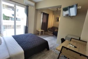 TV a/nebo společenská místnost v ubytování Achillion Hotel Piraeus