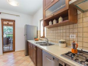 Ett kök eller pentry på Holiday Home Villa Elida by Interhome