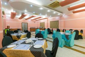 um salão de banquetes com mesas e cadeiras numa sala em Crescent Park em Chennai