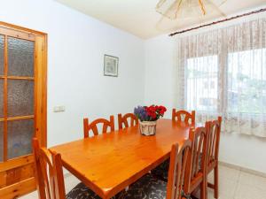 ein Esszimmer mit einem Holztisch und Stühlen in der Unterkunft Holiday Home Torre Mora-4 by Interhome in Pals