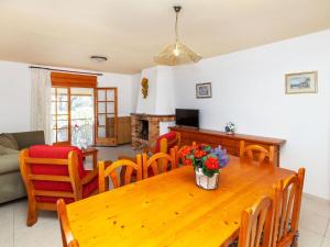 ein Wohnzimmer mit einem Holztisch und Stühlen in der Unterkunft Holiday Home Torre Mora-4 by Interhome in Pals