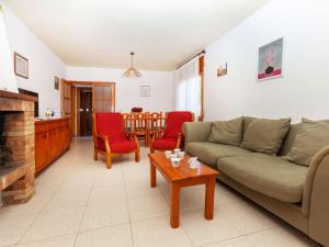 ein Wohnzimmer mit einem Sofa, Stühlen und einem Tisch in der Unterkunft Holiday Home Torre Mora-4 by Interhome in Pals