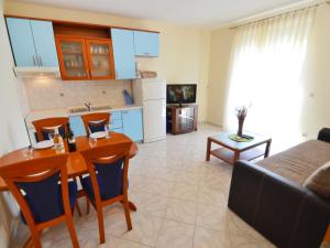 cocina y sala de estar con mesa y sillas en Apartment Daria 2 by Interhome, en Anić
