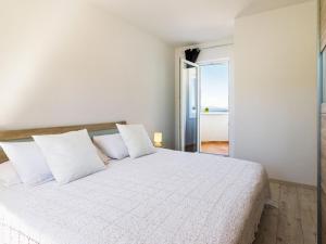 Postel nebo postele na pokoji v ubytování Apartment Villa 2 Pools-4 by Interhome
