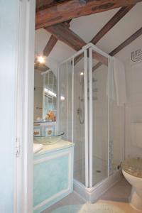 ein Bad mit einer Dusche, einem Waschbecken und einem WC in der Unterkunft Villa Lorenzo by Interhome in Forte dei Marmi