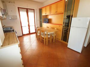 cocina con mesa y nevera en Apartment Magnolia by Interhome, en Porto dʼAscoli