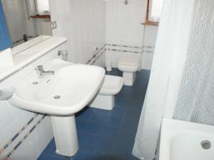 A bathroom at Apartment Magnolia by Interhome